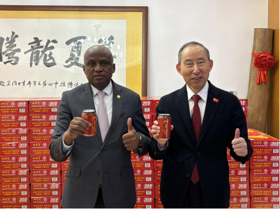 龙宇翔与莱索托王国驻华大使肯尼思·拉巴莱亲切会见