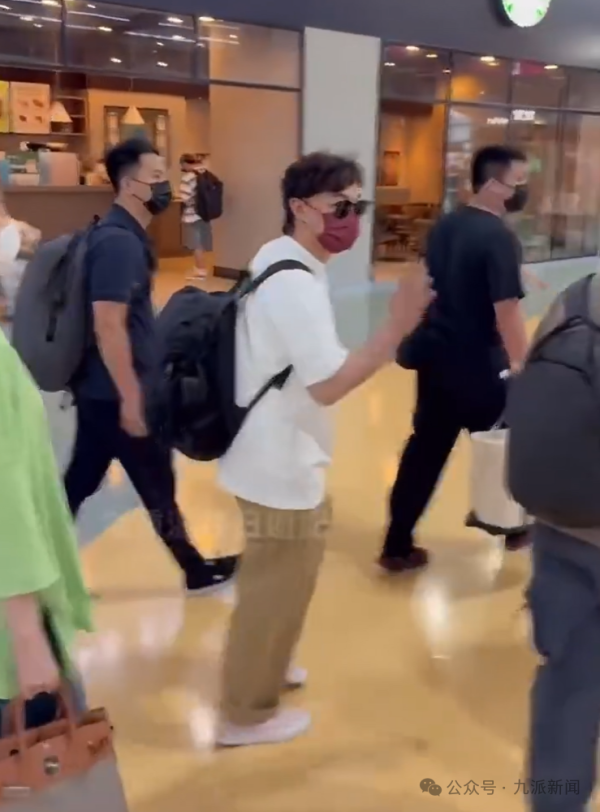 聚宝盆配资 陈奕迅在高雄被偶遇，状态不错还向粉丝挥手，系被传“去世”后首次露面